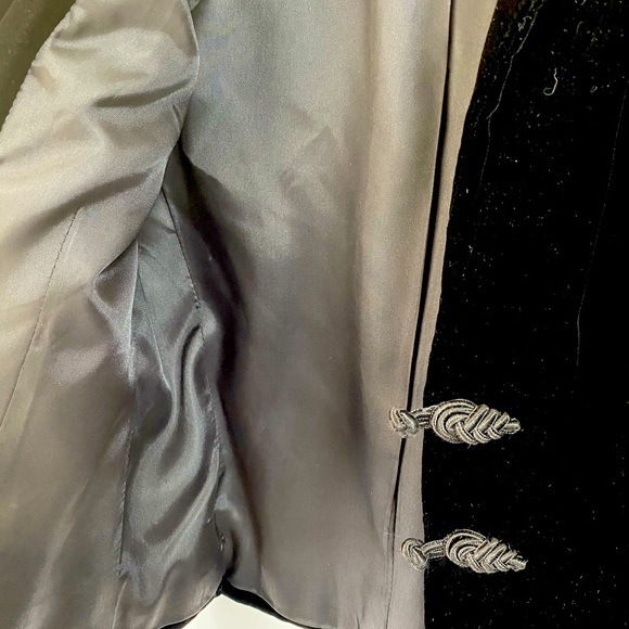 Velvet Cropped Blazer w/ Button Detail - Picture 4 of 5